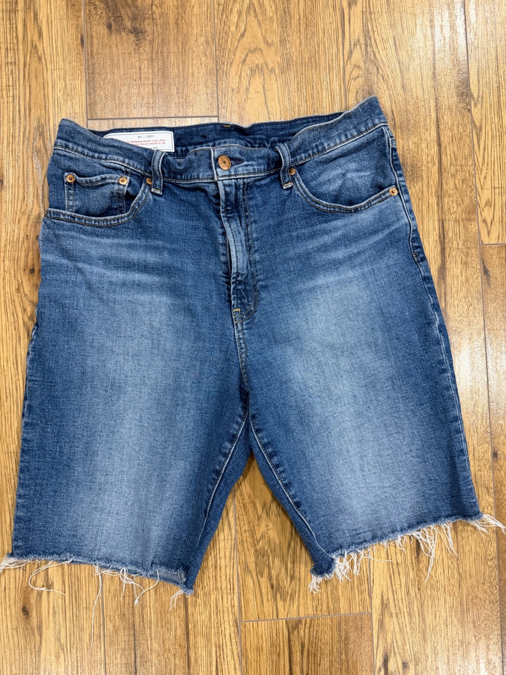 GAP Women’s Medium Wash 9” Bermuda Short High Rise distressed Raw Hem Sz 31/12